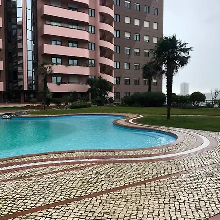 Pool And Parking In A Private Condominium - Gardens_hosting * Lisboa